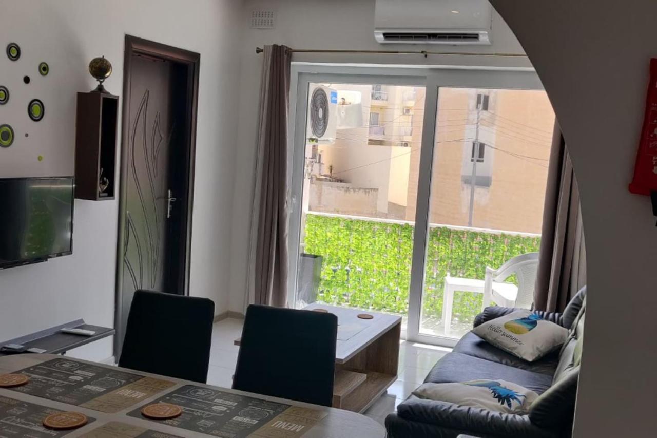 Sunny Day Flat Apartment Сейнт Полс Бей Екстериор снимка